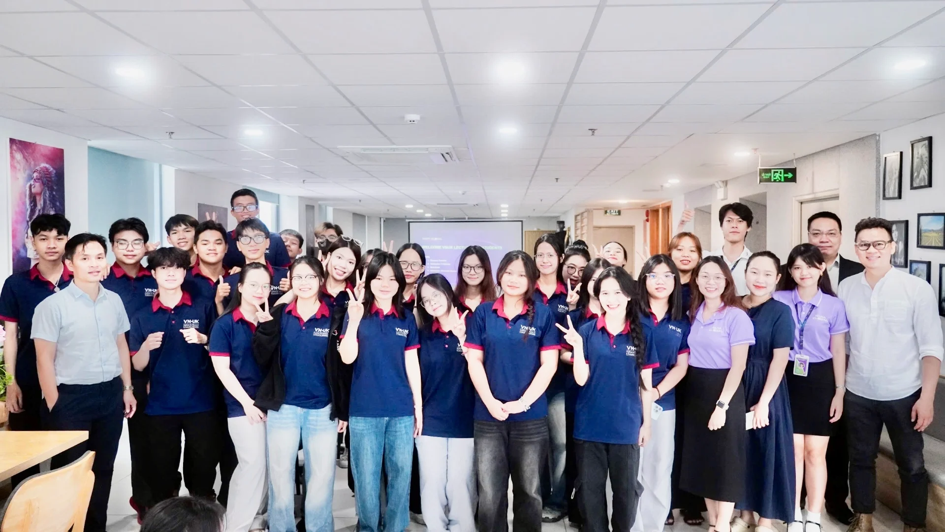 30 VNUK students to office