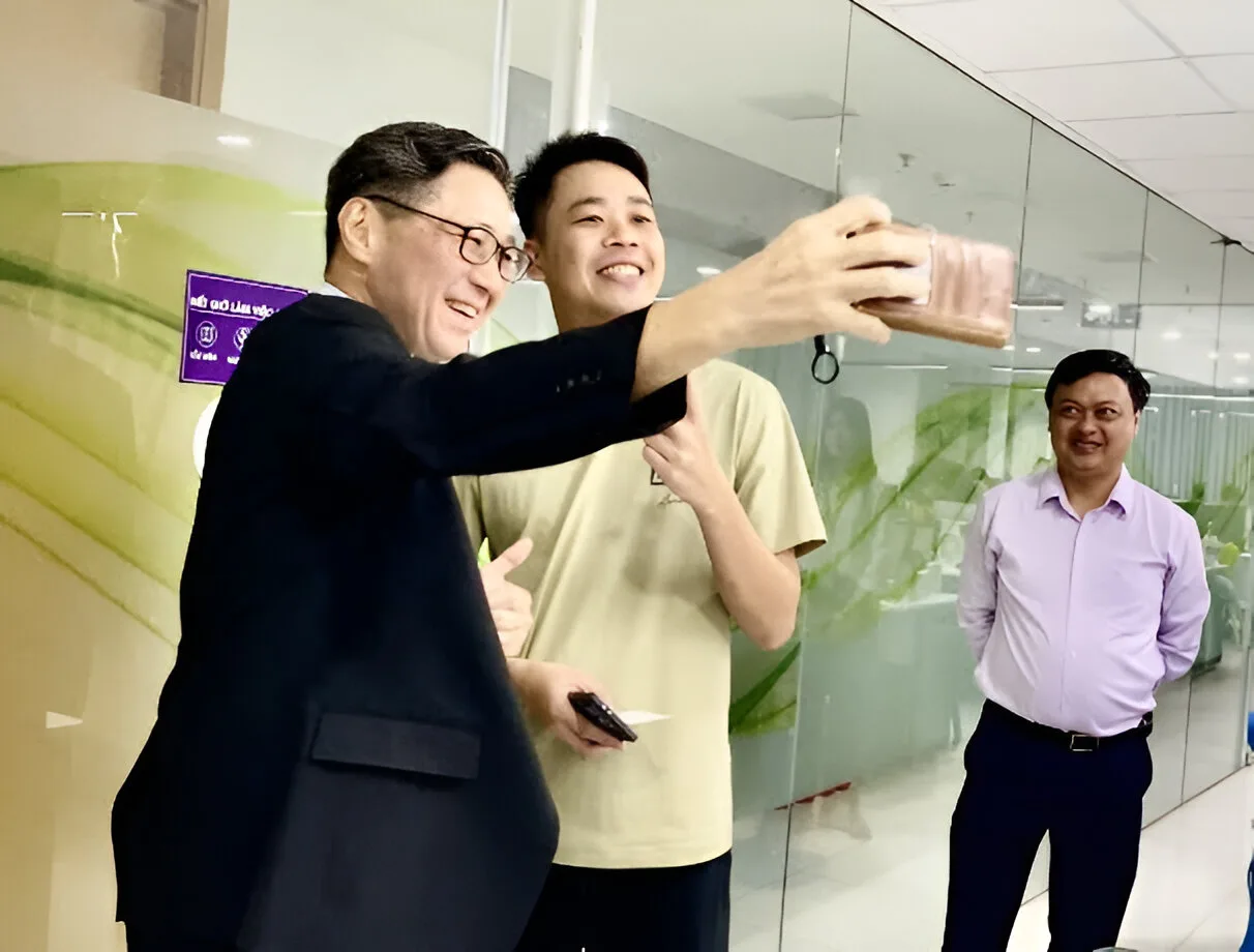 A friendly moment as Consul General Mori Takero took a photo with young NAPA engineers.